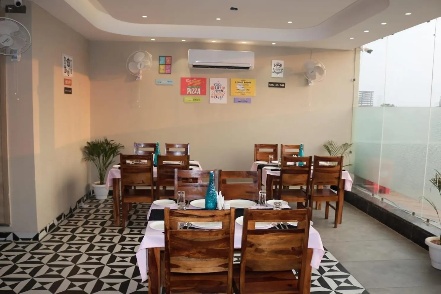 ***  Infinity Stays Hotel Near Medanta Hospital Gurgaon Indien